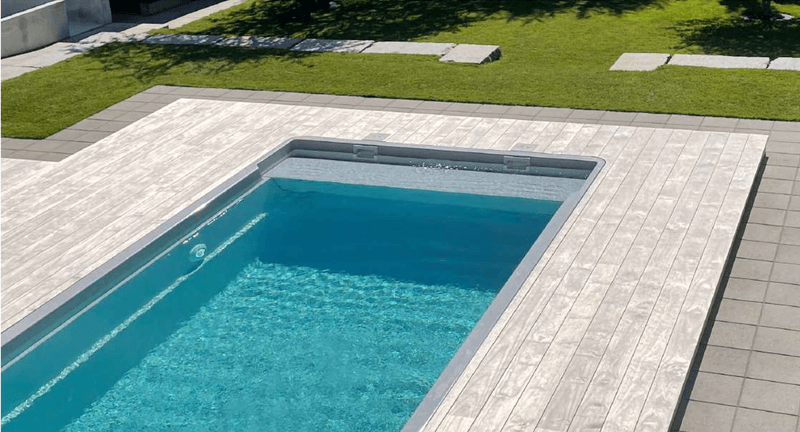 Enzo 9 glassfiberbasseng med benk/beach-sone